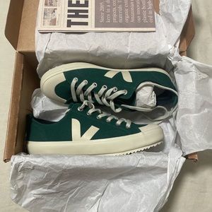 Veja Nova Canvas Green